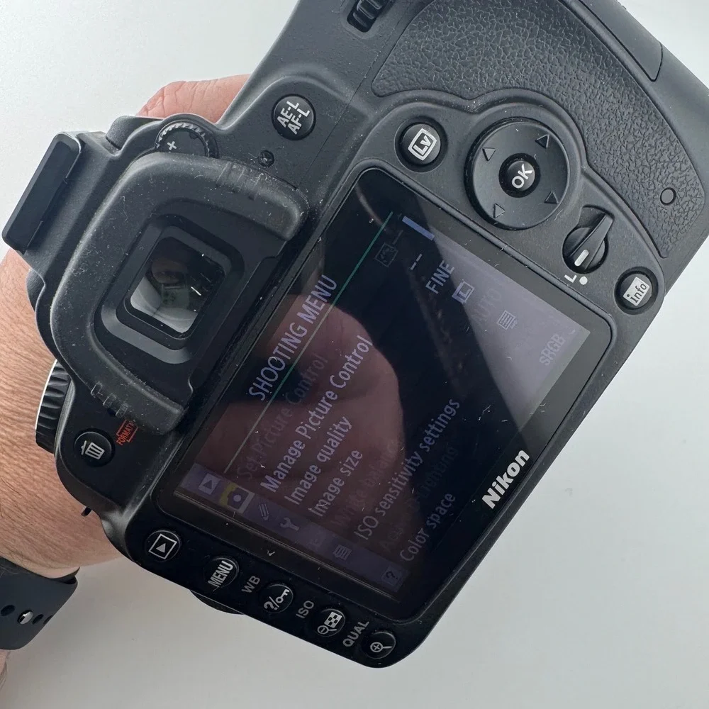 Nikon D90 DSLR Camera 18-105mm VR Lens Black Bundle 12.3MP HD Video FOR PARTS